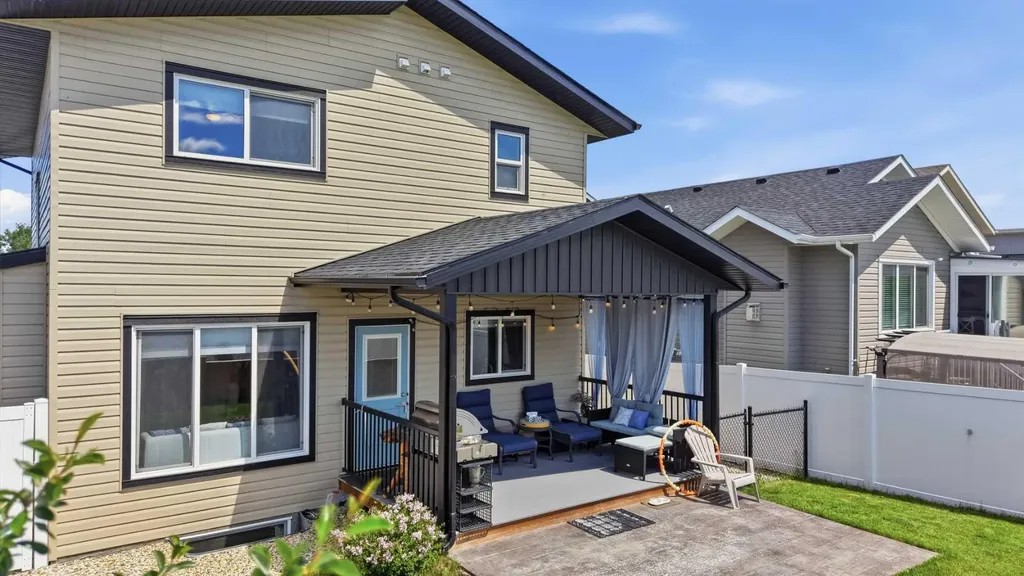 44 Cole Way Sylvan Lake AB T4S 0L5