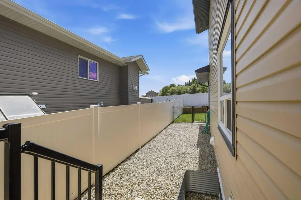 44 Cole Way Sylvan Lake AB T4S 0L5