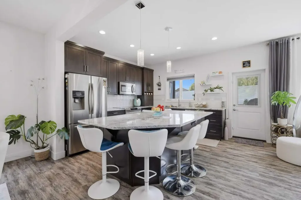 44 Cole Way Sylvan Lake AB T4S 0L5