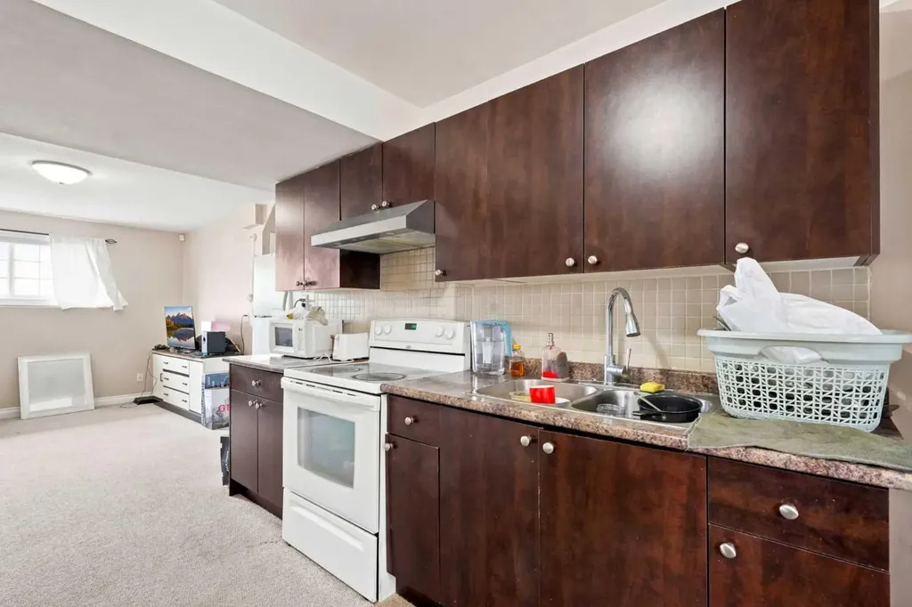 20 Saddlefield Road NE Calgary AB T3J4Z8