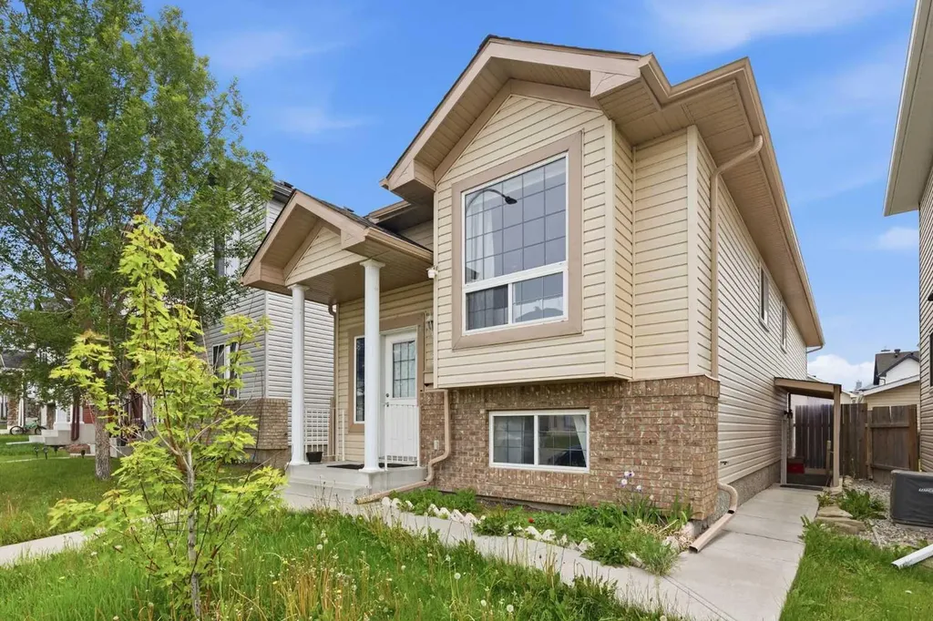 20 Saddlefield Road NE Calgary AB T3J4Z8