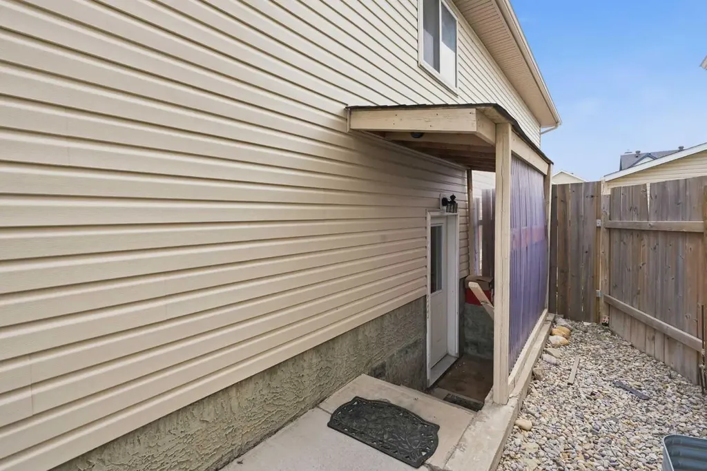 20 Saddlefield Road NE Calgary AB T3J4Z8