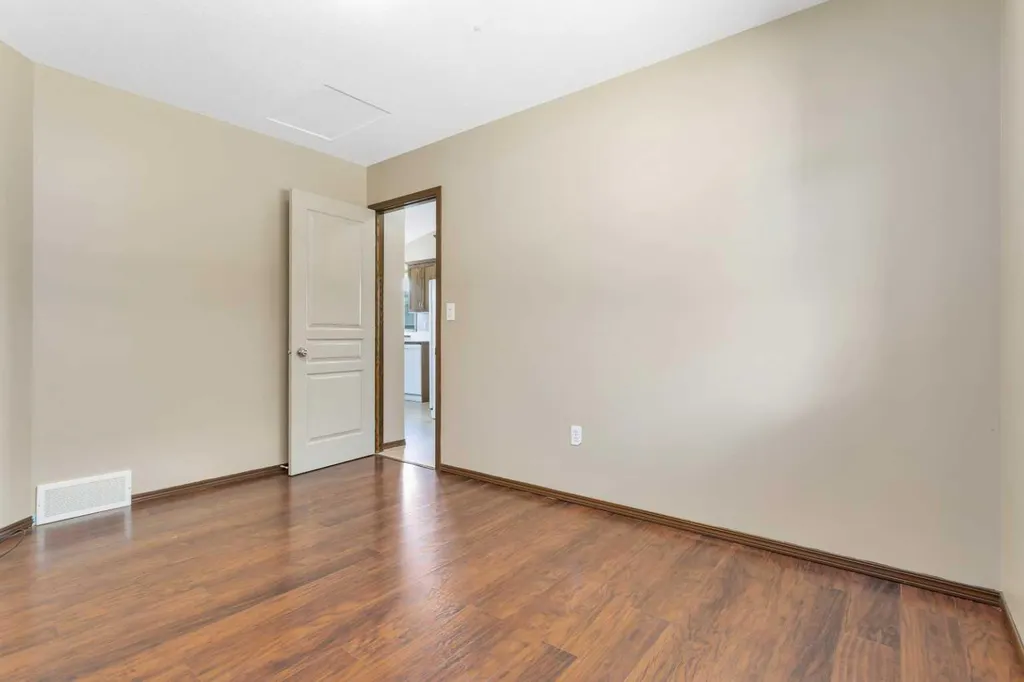 80 Hinshaw Drive Sylvan Lake AB T4S 2P1