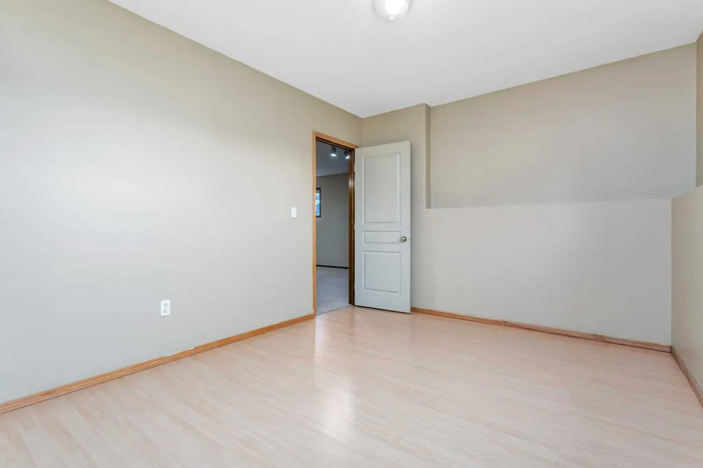 80 Hinshaw Drive Sylvan Lake AB T4S 2P1