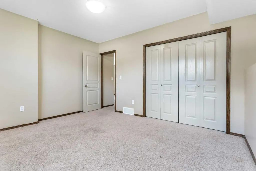 80 Hinshaw Drive Sylvan Lake AB T4S 2P1