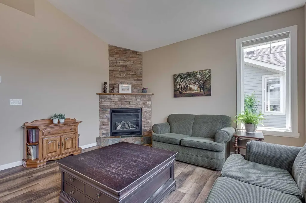 74 Mackenzie Crescent Lacombe AB T4L 0B3