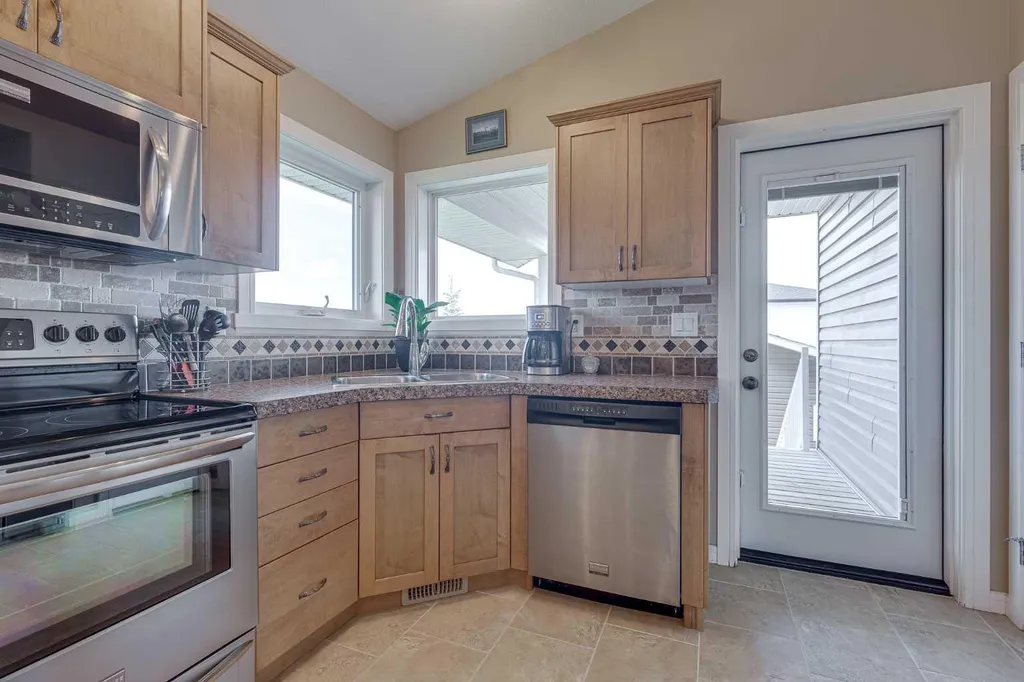 74 Mackenzie Crescent Lacombe AB T4L 0B3