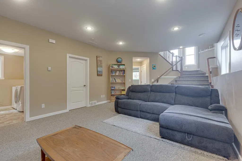 74 Mackenzie Crescent Lacombe AB T4L 0B3