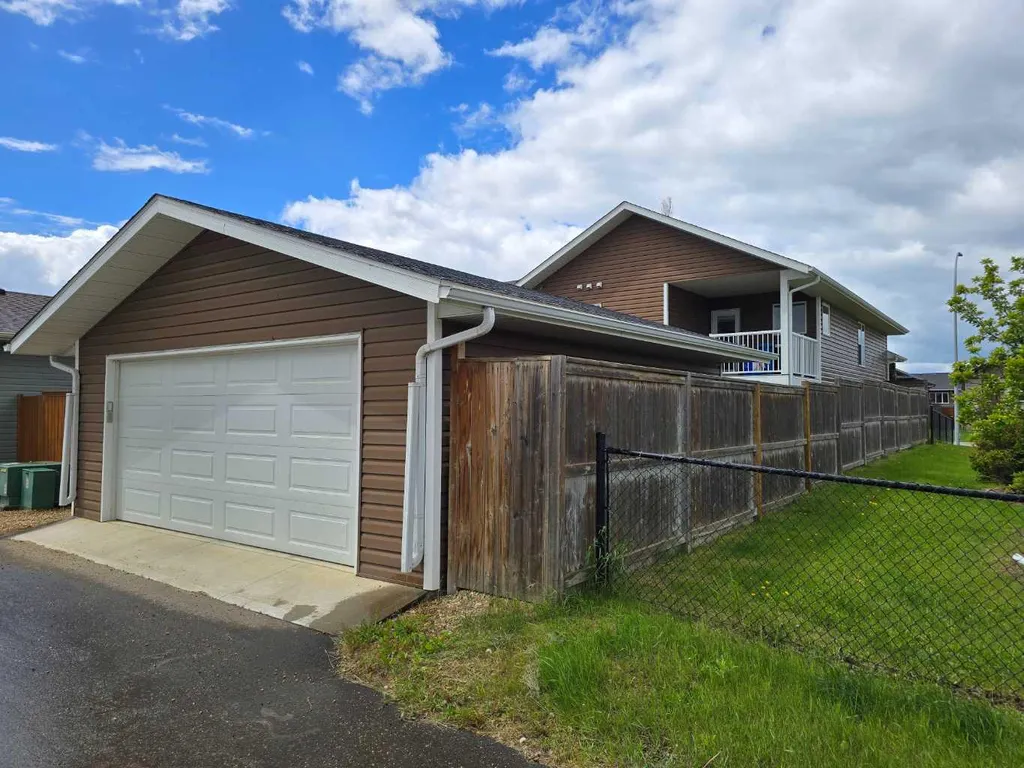 74 Mackenzie Crescent Lacombe AB T4L 0B3