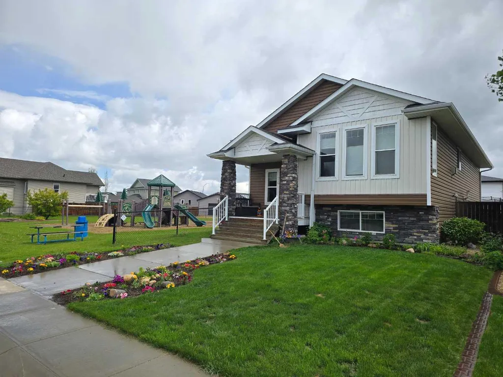 74 Mackenzie Crescent Lacombe AB T4L 0B3