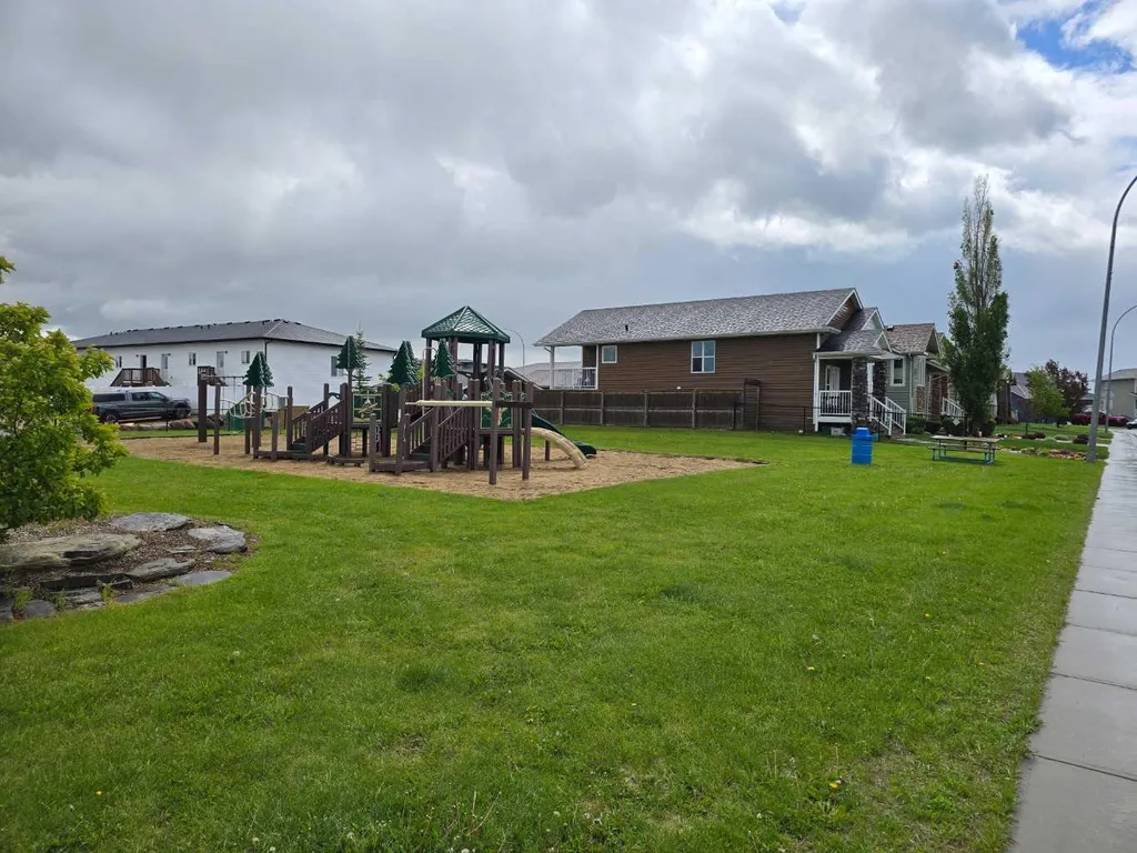 74 Mackenzie Crescent Lacombe AB T4L 0B3