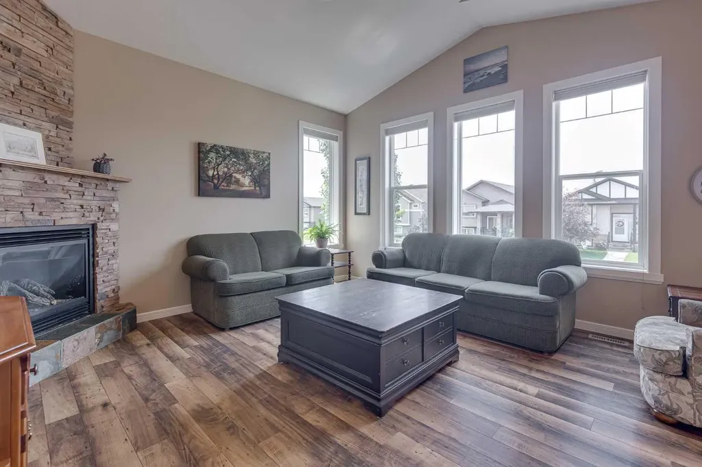 74 Mackenzie Crescent Lacombe AB T4L 0B3