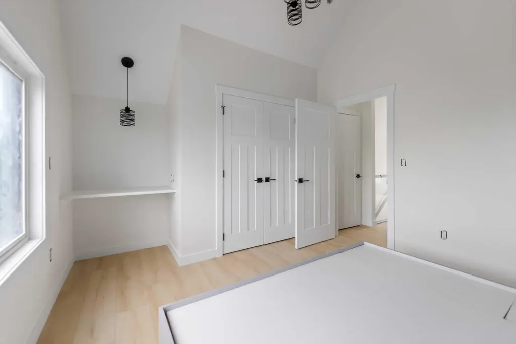 2020 12 Avenue SW Calgary AB T3C 0S1