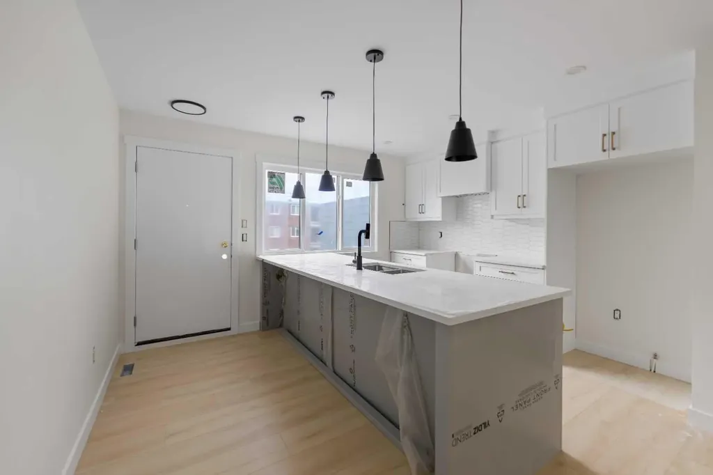 2020 12 Avenue SW Calgary AB T3C 0S1