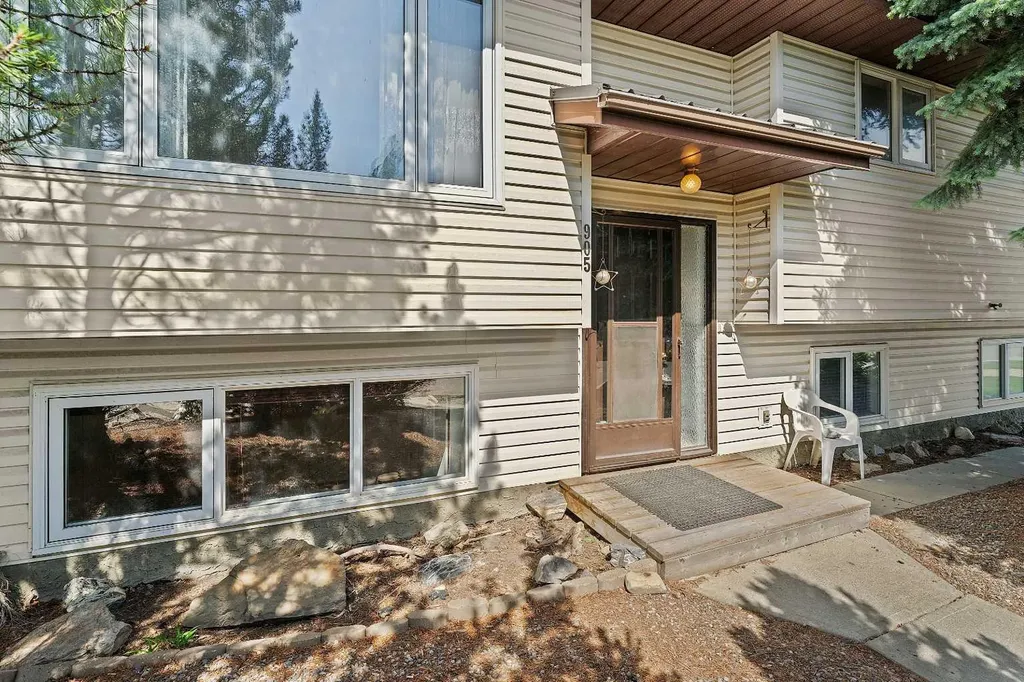 905 6 Street SE High River AB T1V1K3