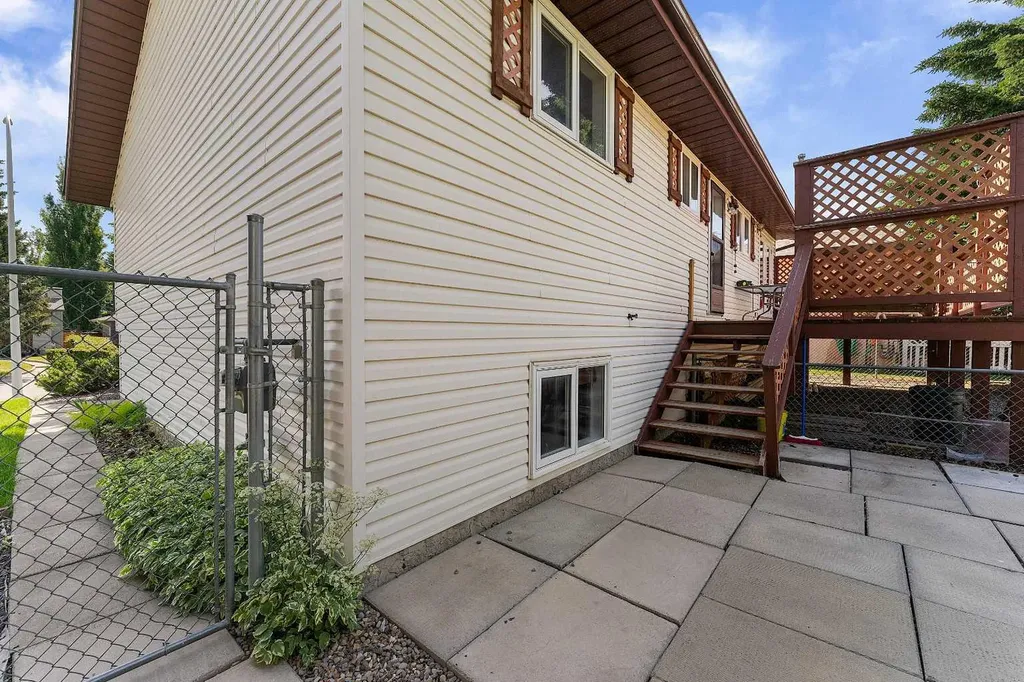 905 6 Street SE High River AB T1V1K3