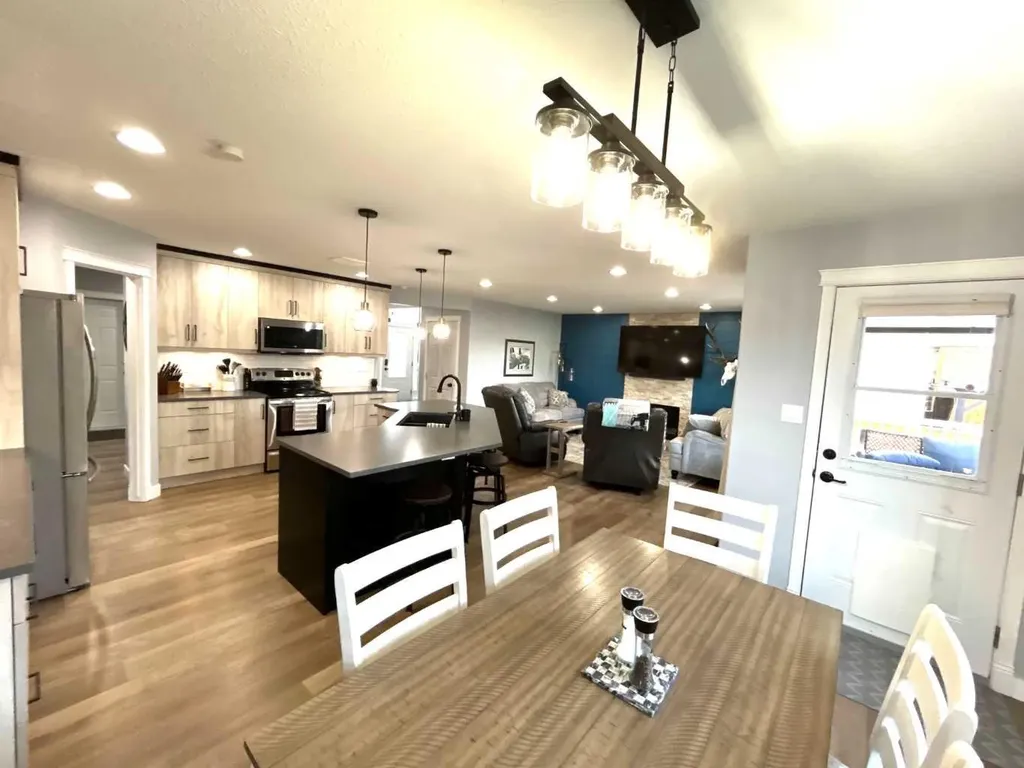 938 Manor Place SE Redcliff AB T0J 2P0