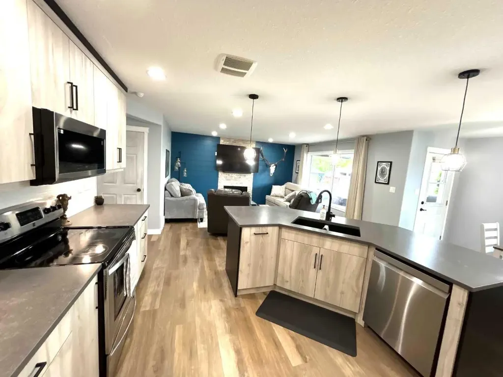 938 Manor Place SE Redcliff AB T0J 2P0