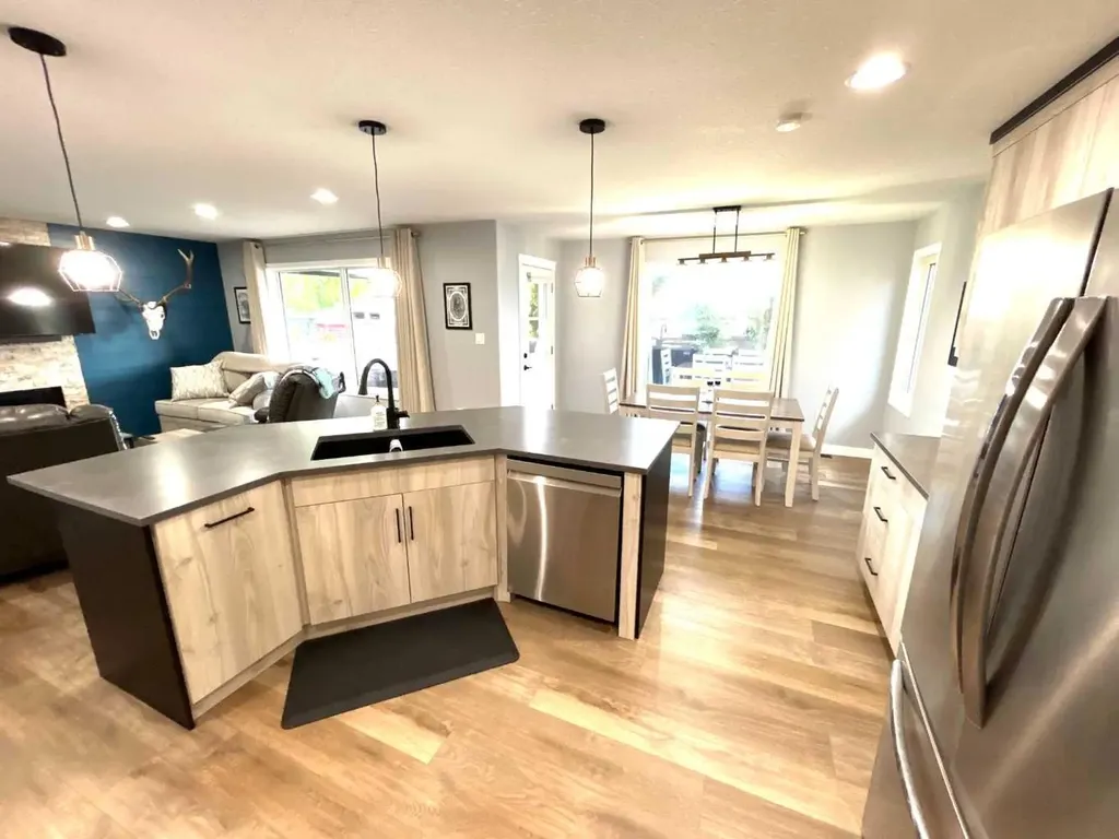938 Manor Place SE Redcliff AB T0J 2P0