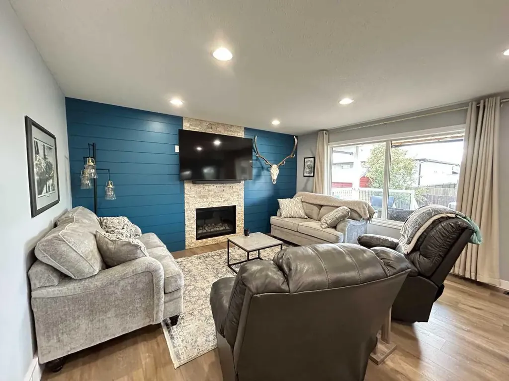 938 Manor Place SE Redcliff AB T0J 2P0