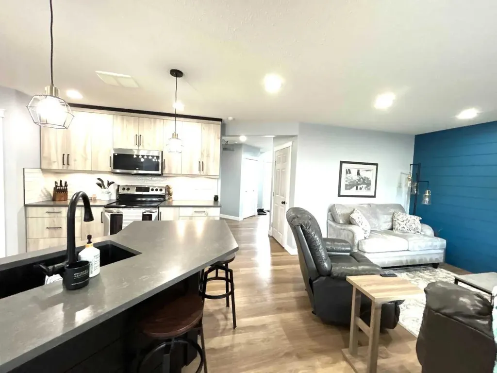 938 Manor Place SE Redcliff AB T0J 2P0