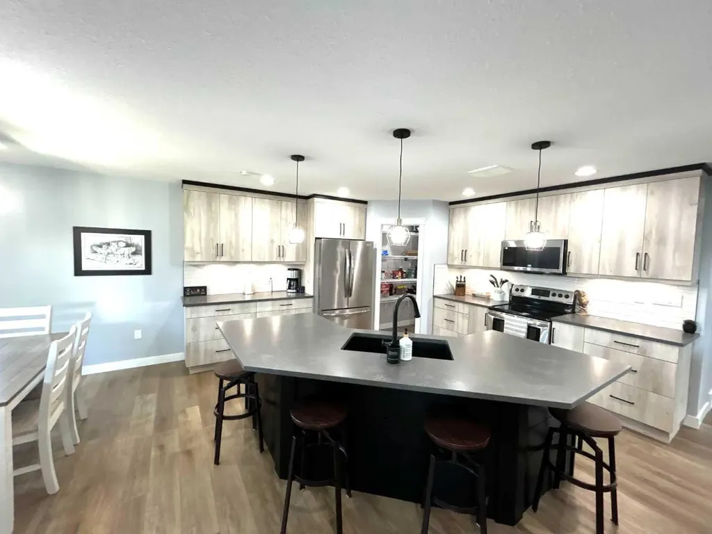 938 Manor Place SE Redcliff AB T0J 2P0