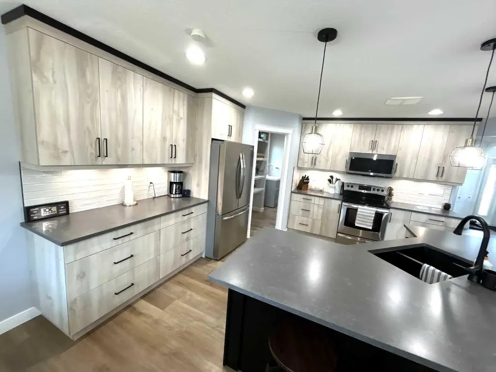 938 Manor Place SE Redcliff AB T0J 2P0
