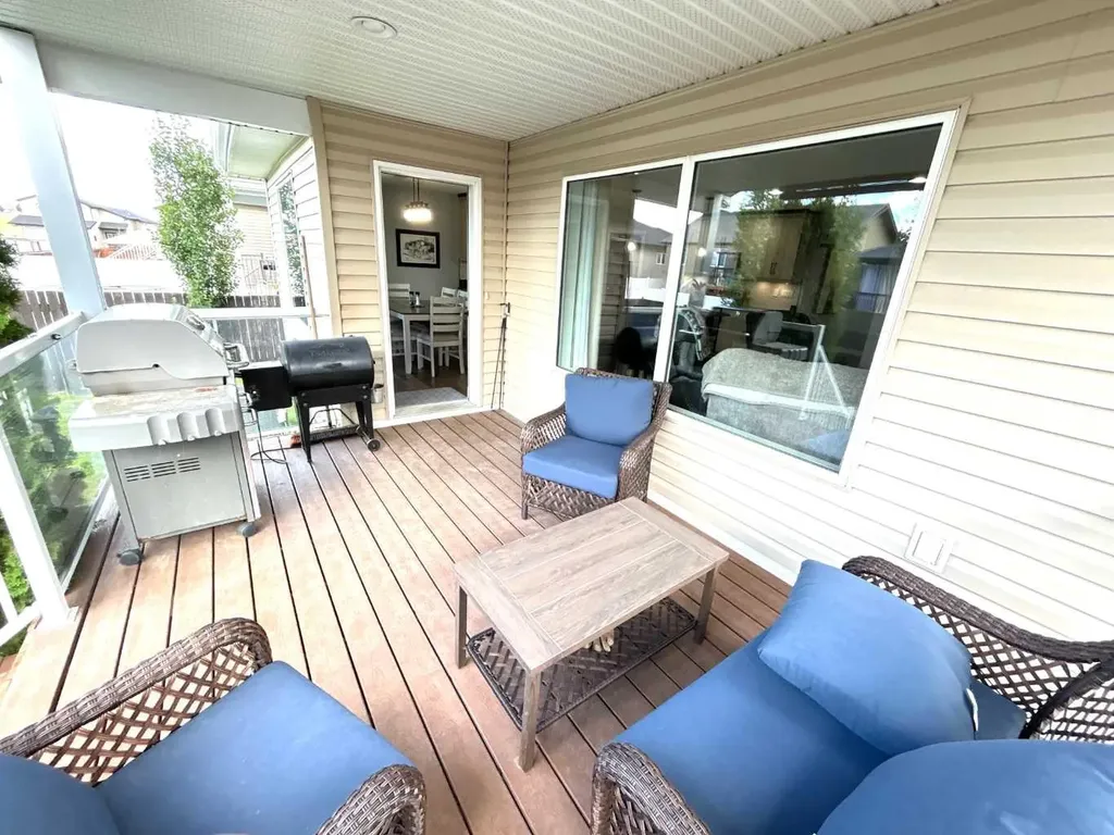 938 Manor Place SE Redcliff AB T0J 2P0