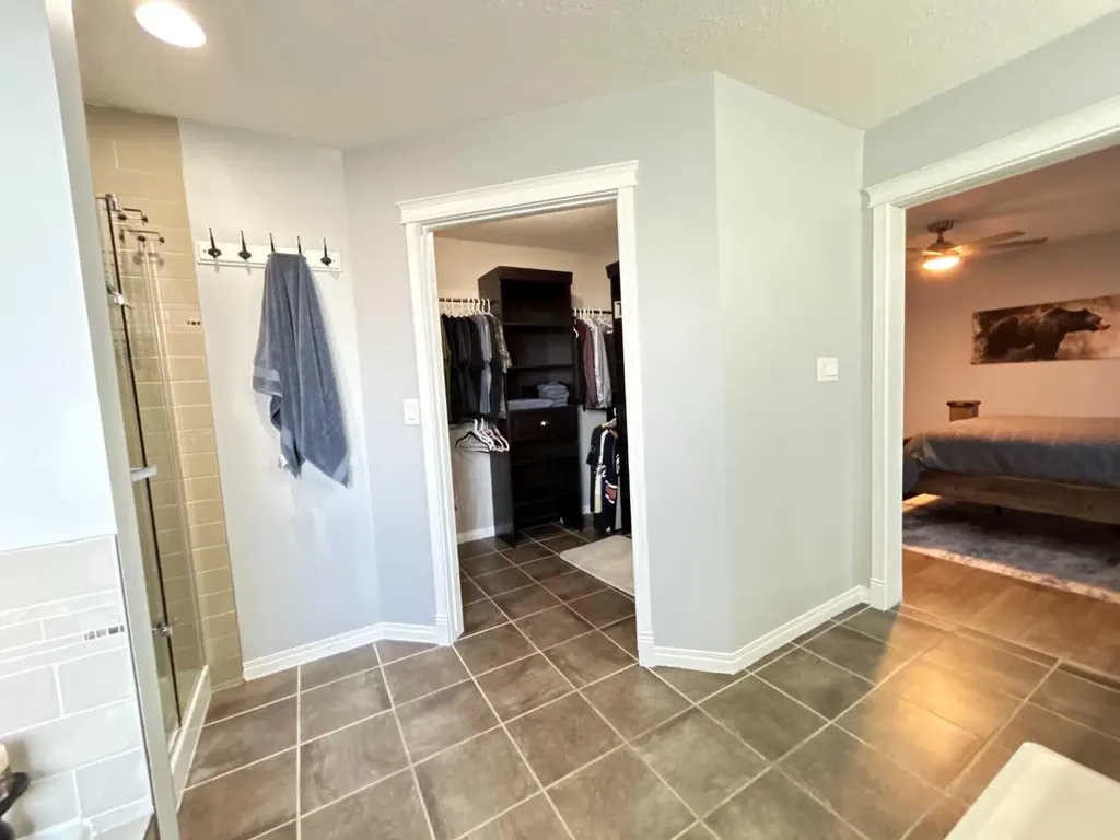 938 Manor Place SE Redcliff AB T0J 2P0