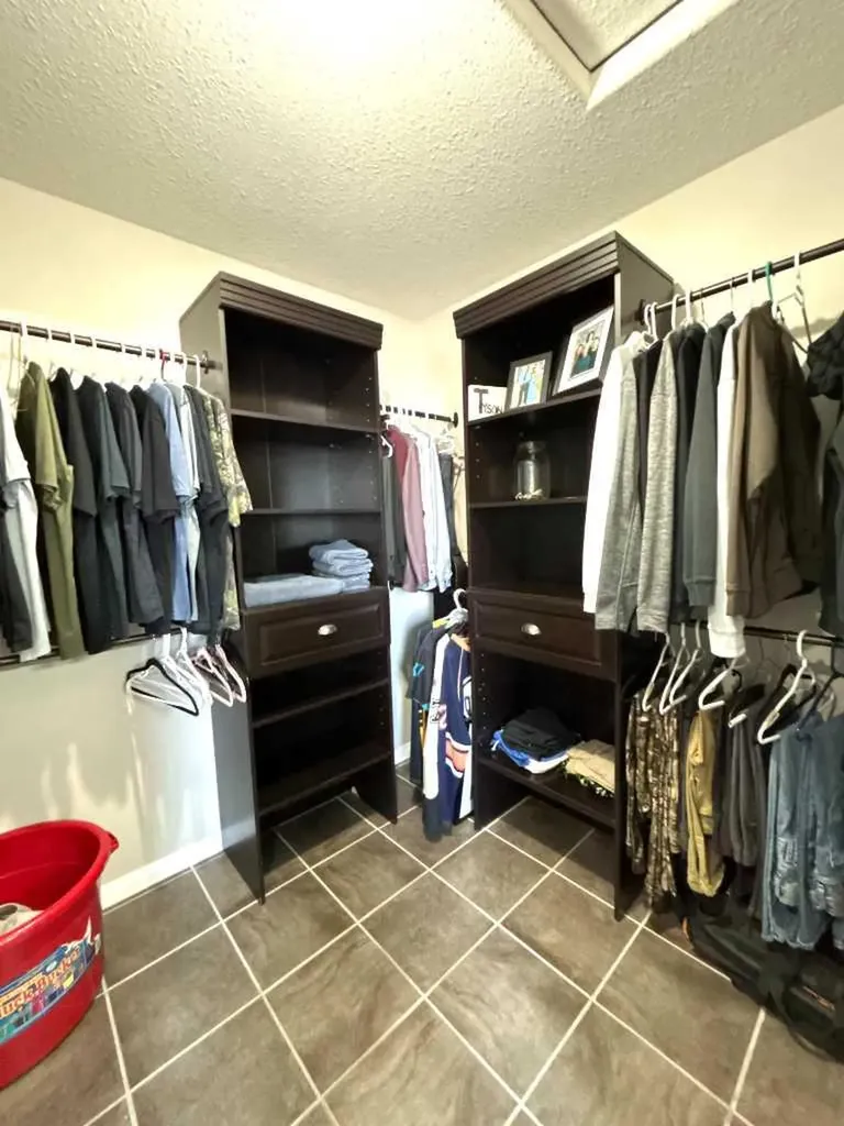 938 Manor Place SE Redcliff AB T0J 2P0