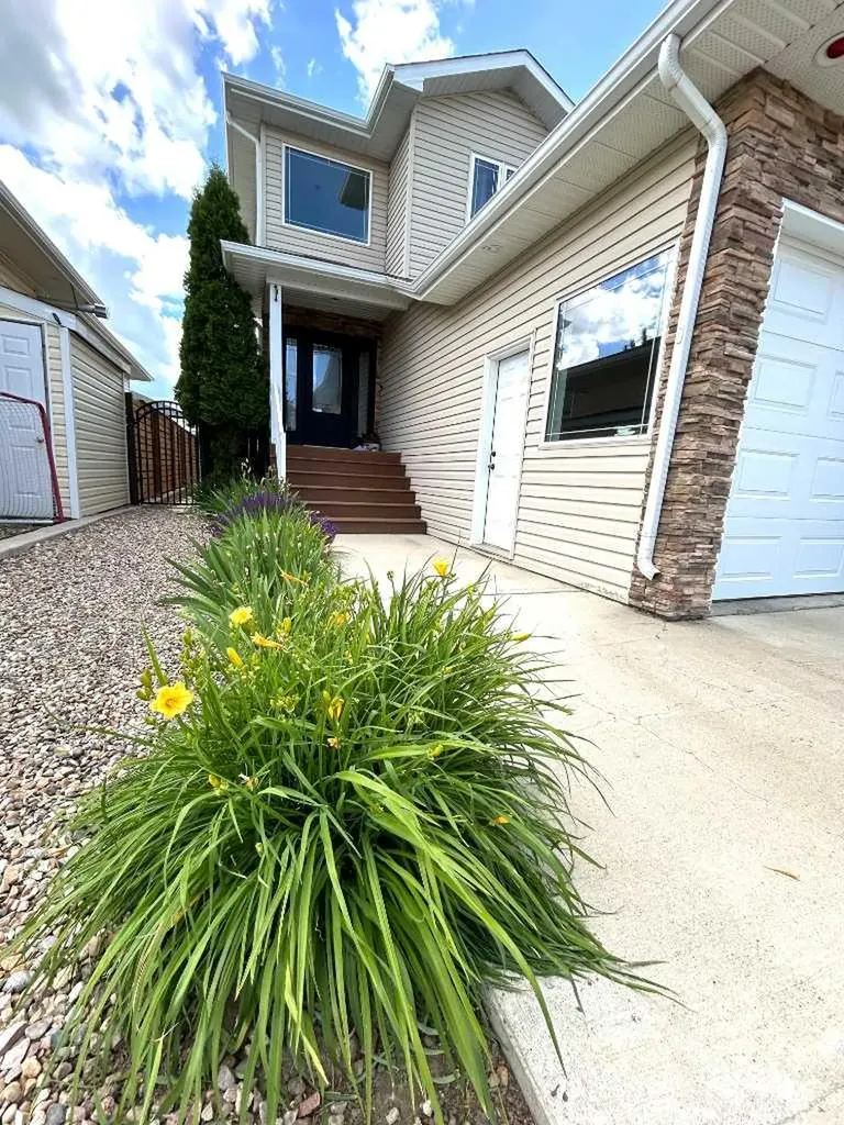 938 Manor Place SE Redcliff AB T0J 2P0