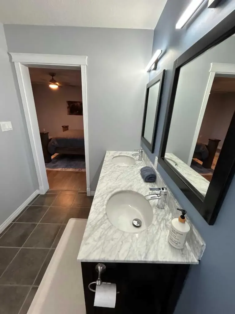 938 Manor Place SE Redcliff AB T0J 2P0