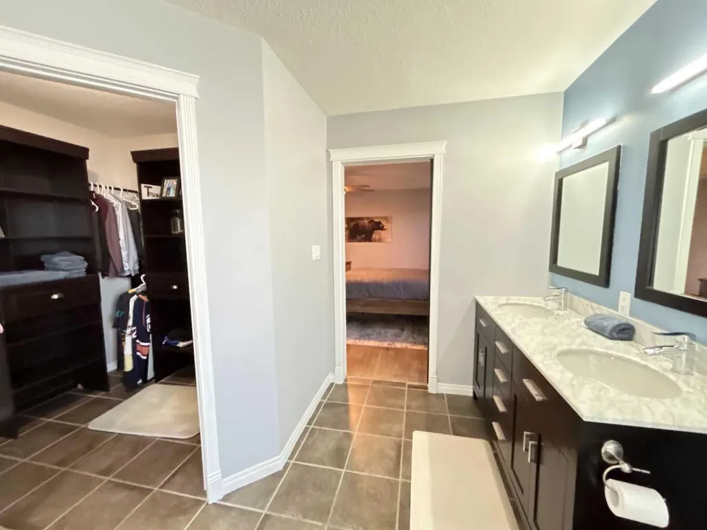 938 Manor Place SE Redcliff AB T0J 2P0