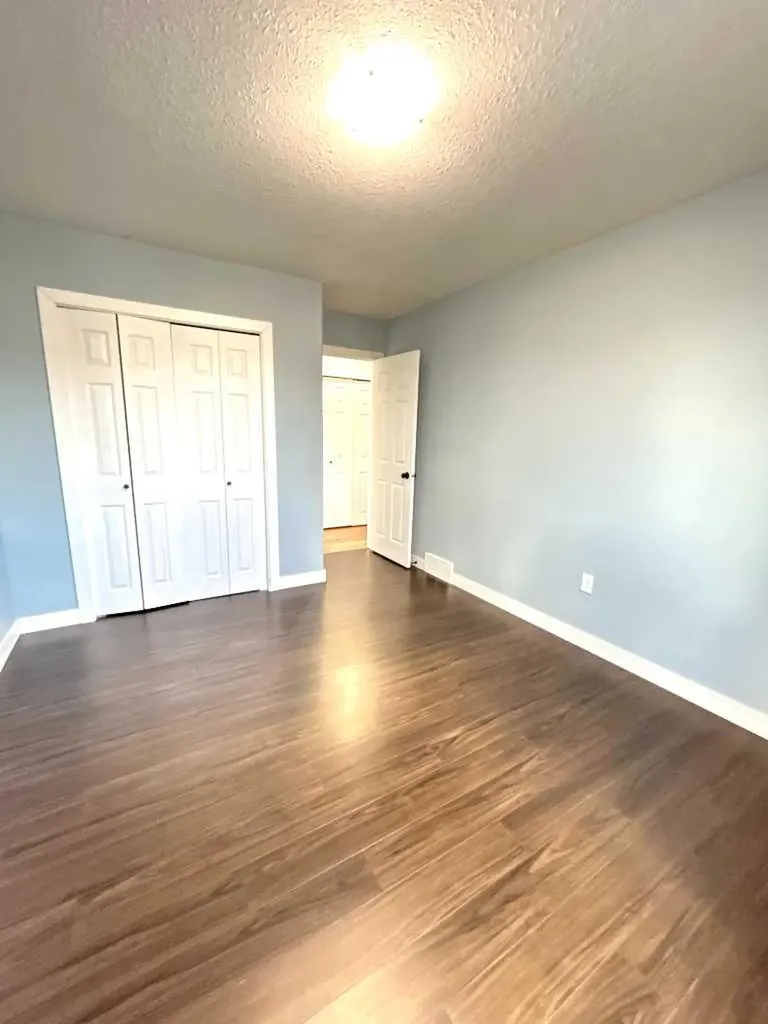 938 Manor Place SE Redcliff AB T0J 2P0