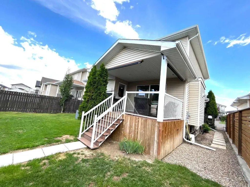 938 Manor Place SE Redcliff AB T0J 2P0