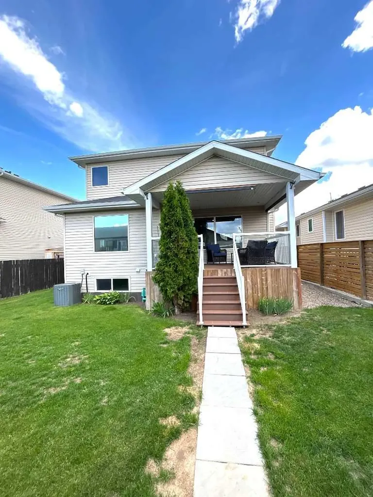 938 Manor Place SE Redcliff AB T0J 2P0