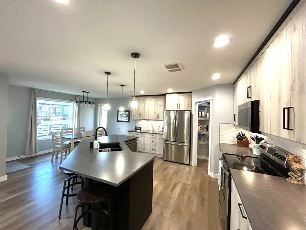 938 Manor Place SE Redcliff AB T0J 2P0