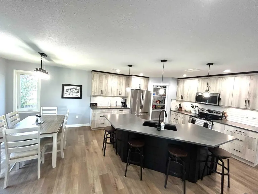 938 Manor Place SE Redcliff AB T0J 2P0