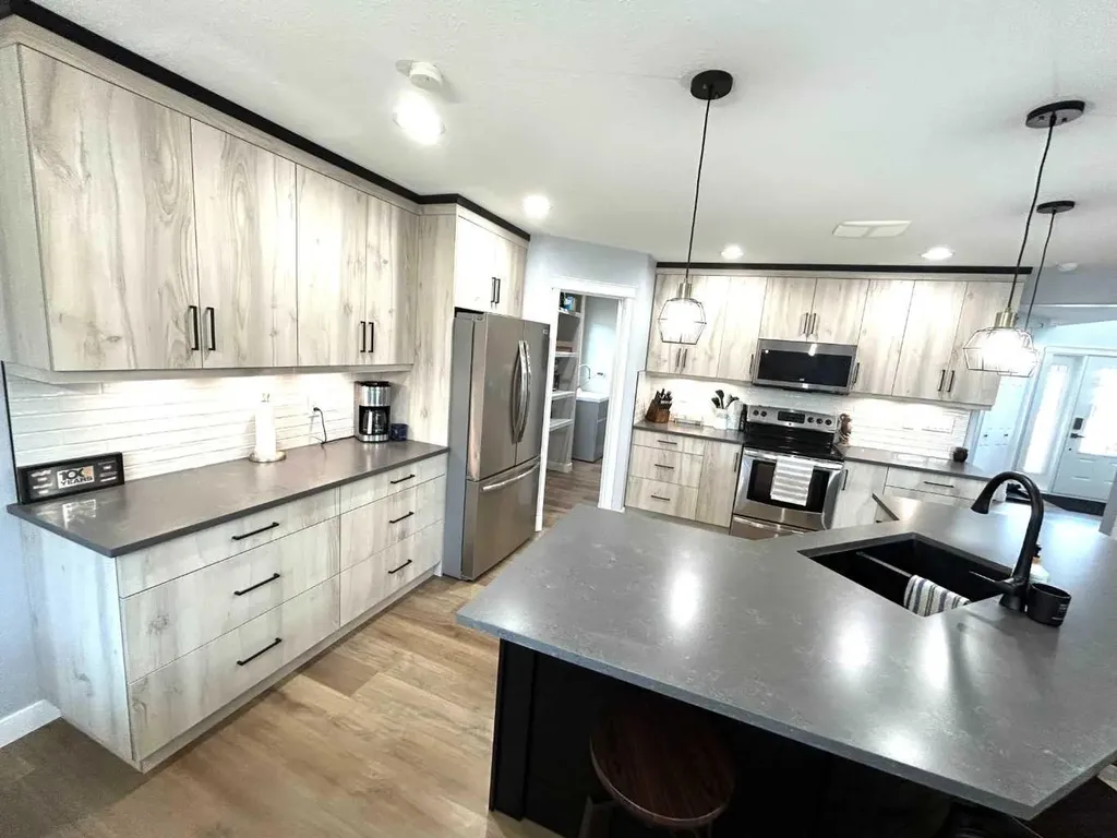 938 Manor Place SE Redcliff AB T0J 2P0
