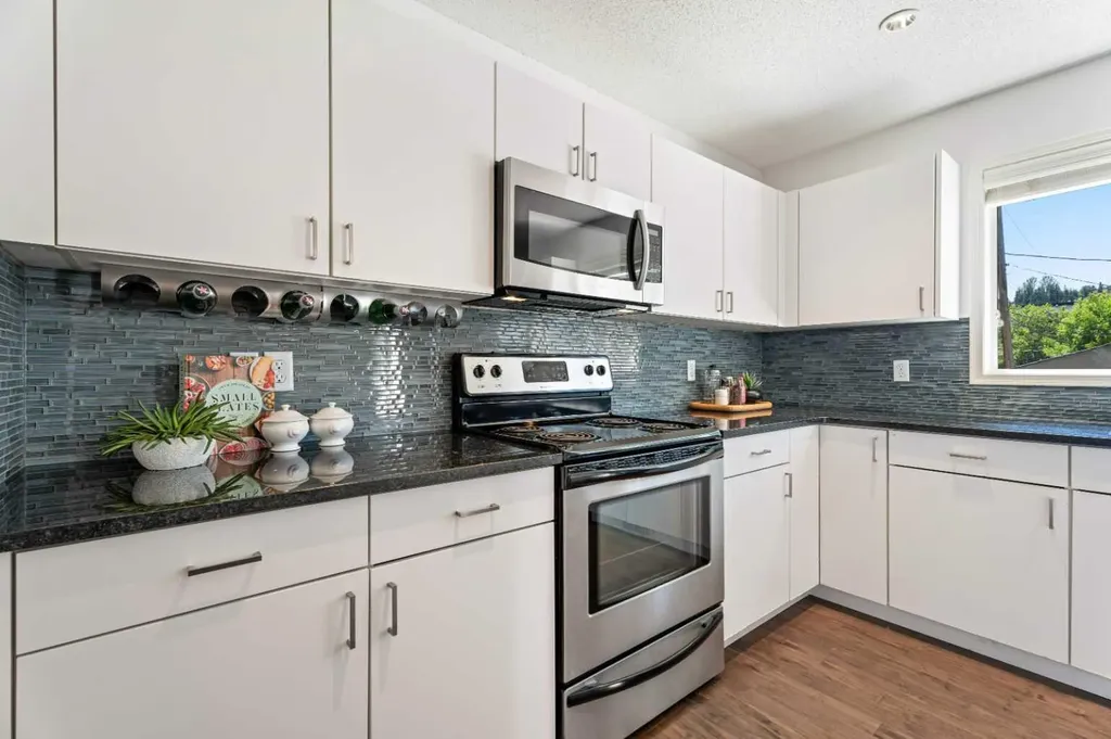 3311 5 Avenue NW Calgary AB T2N 4T5