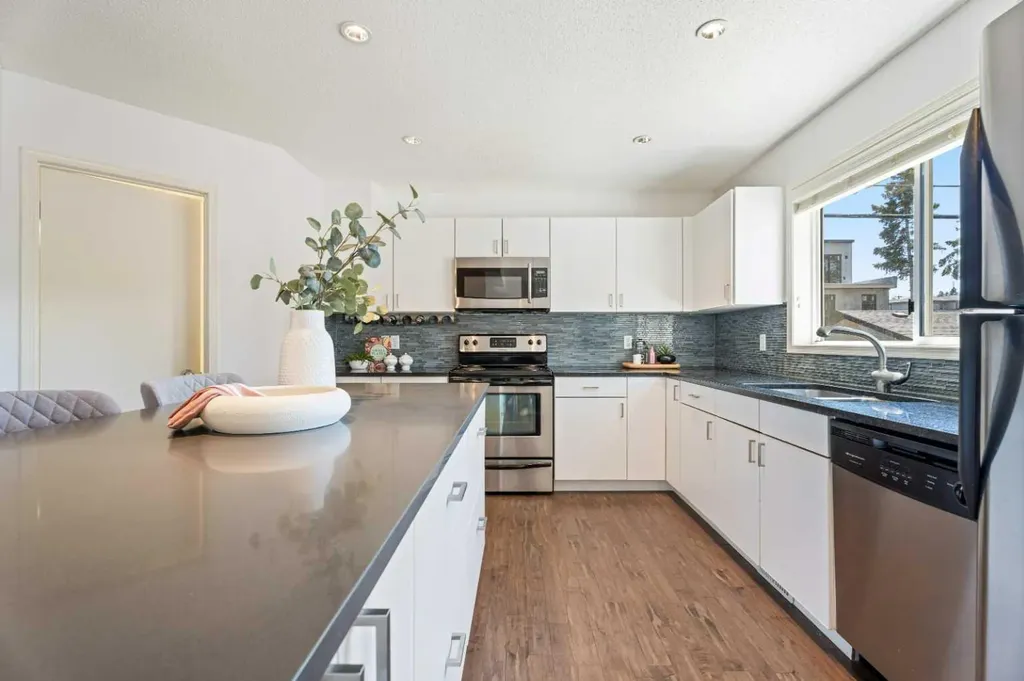 3311 5 Avenue NW Calgary AB T2N 4T5