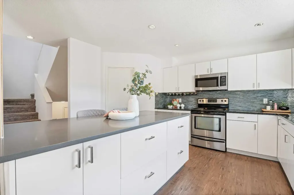 3311 5 Avenue NW Calgary AB T2N 4T5