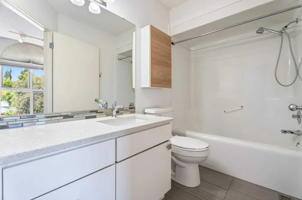 3311 5 Avenue NW Calgary AB T2N 4T5