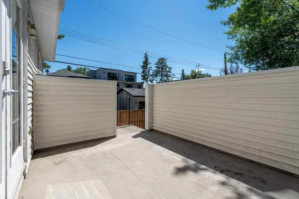 3311 5 Avenue NW Calgary AB T2N 4T5