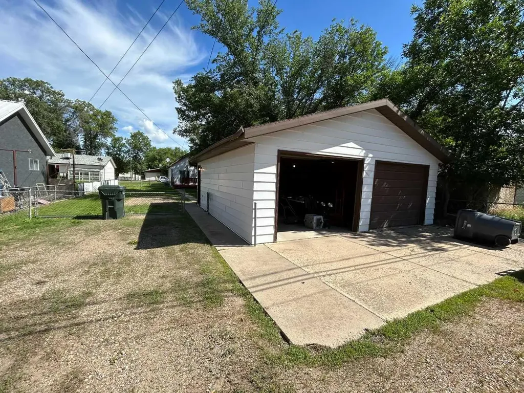 1111 Braemar Street SE Medicine Hat AB T1A0W1