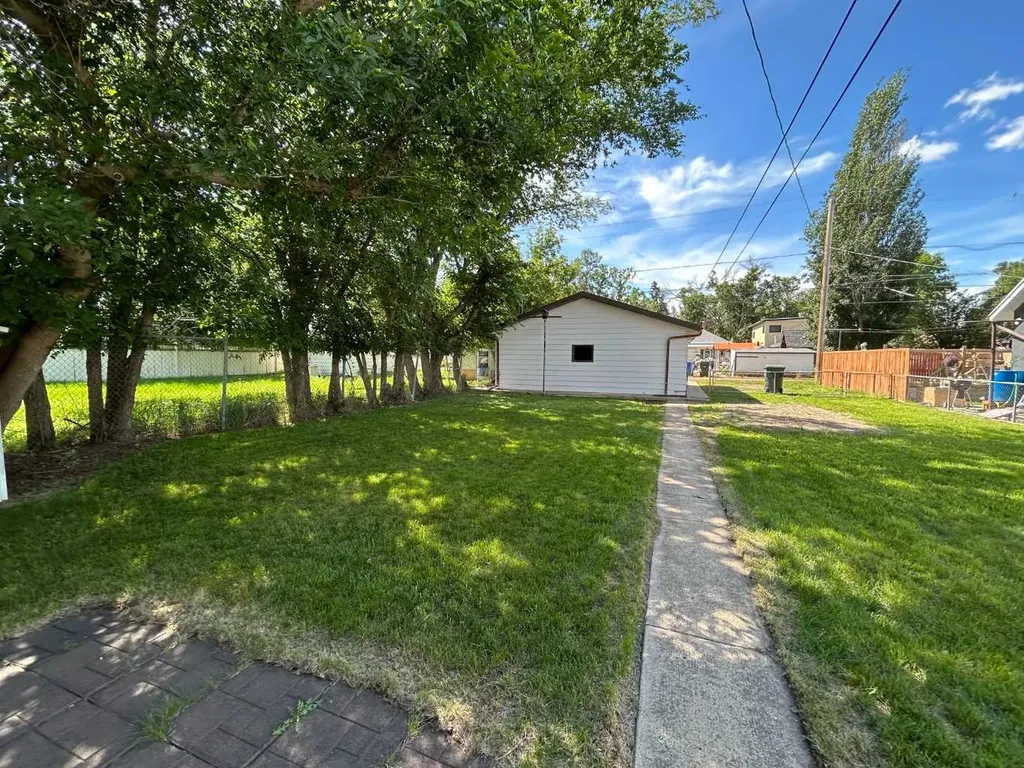 1111 Braemar Street SE Medicine Hat AB T1A0W1