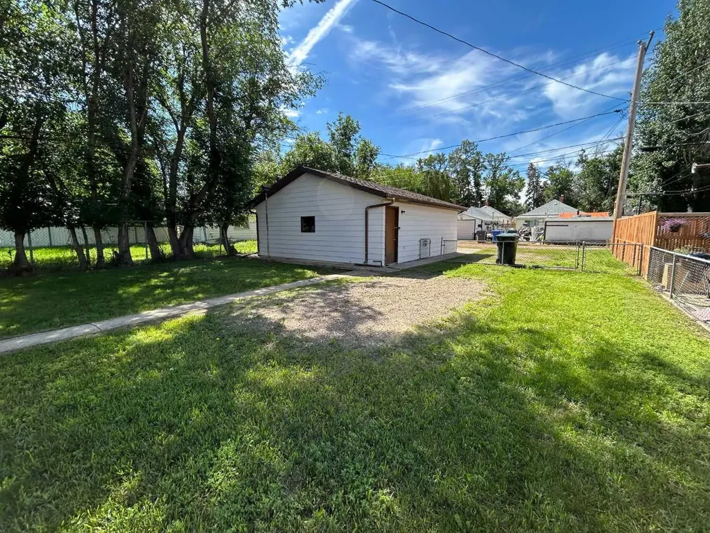 1111 Braemar Street SE Medicine Hat AB T1A0W1