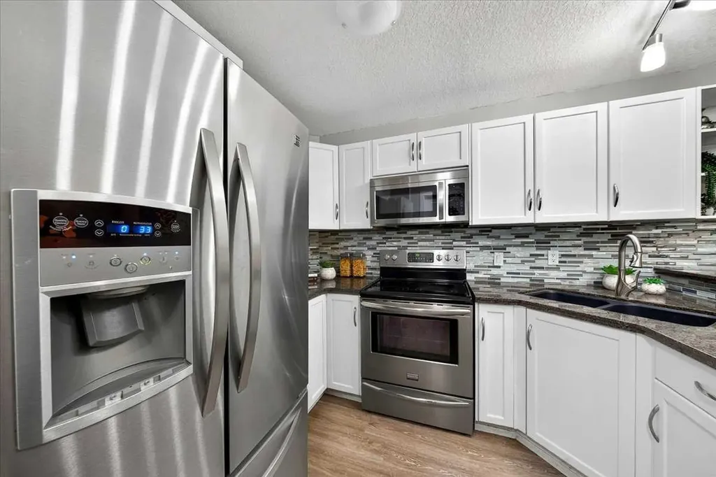 78 Glamis Green SW Calgary AB T3E 6V1