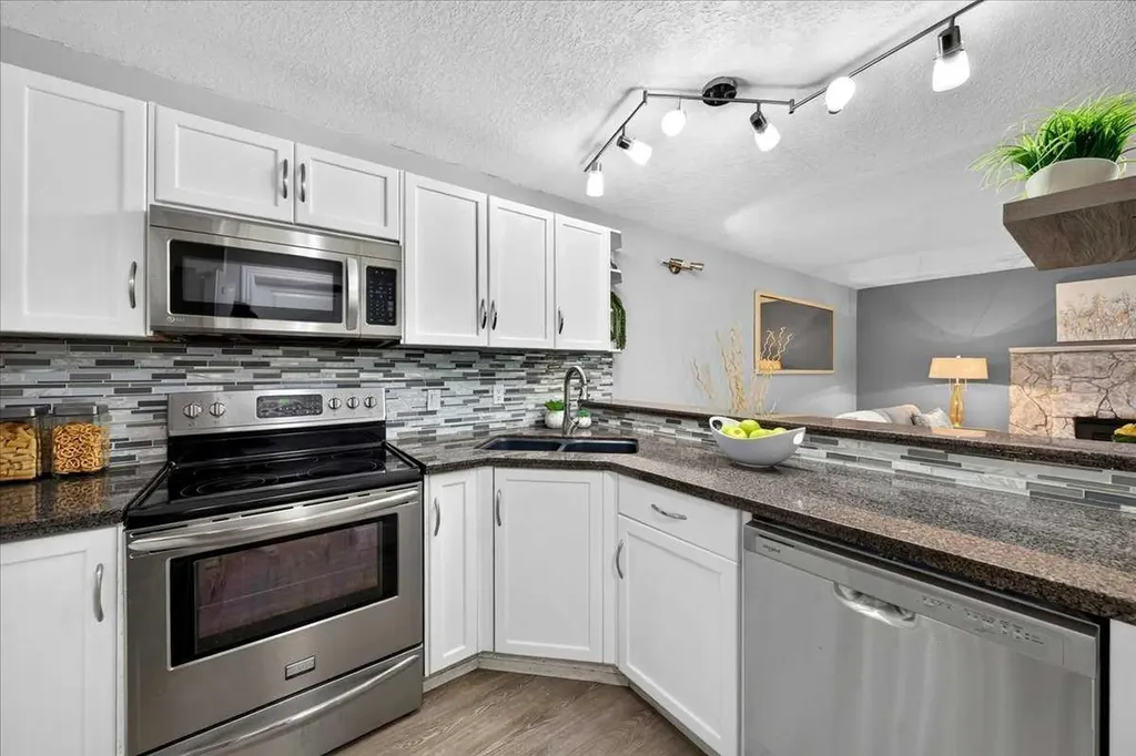 78 Glamis Green SW Calgary AB T3E 6V1