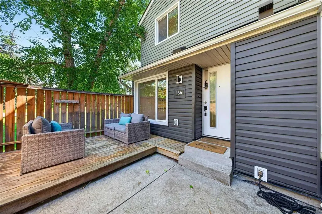 78 Glamis Green SW Calgary AB T3E 6V1